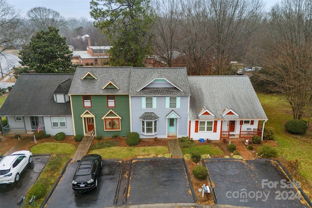 view of front of home featuring a front yard and a porch