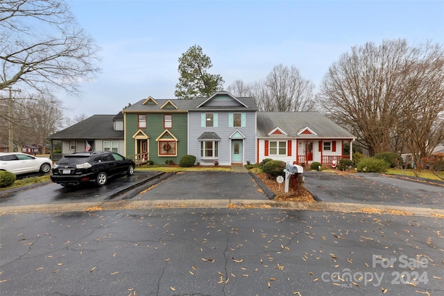 view of front property