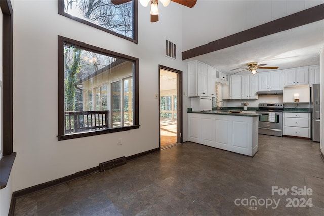 kitchen with kitchen peninsula, stainless steel electric range oven, white cabinets, and ceiling fan