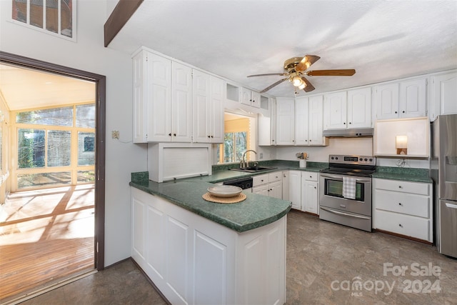 kitchen with kitchen peninsula, appliances with stainless steel finishes, a textured ceiling, ceiling fan, and white cabinets