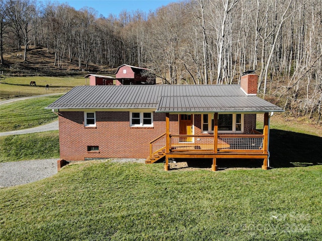 back of house featuring a lawn