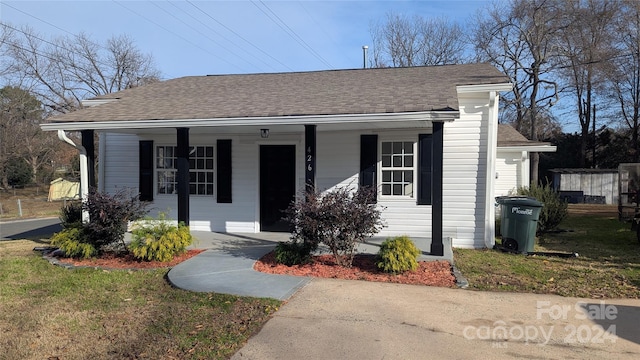 view of front facade featuring a porch and a front lawn