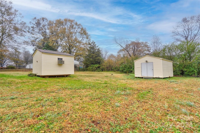 view of yard featuring a storage shed