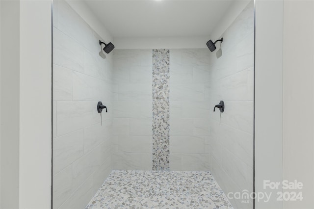 bathroom featuring a tile shower