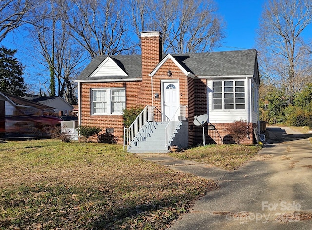 view of front of home featuring a front lawn