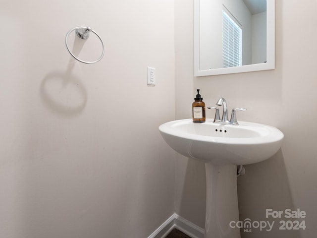 bathroom featuring sink