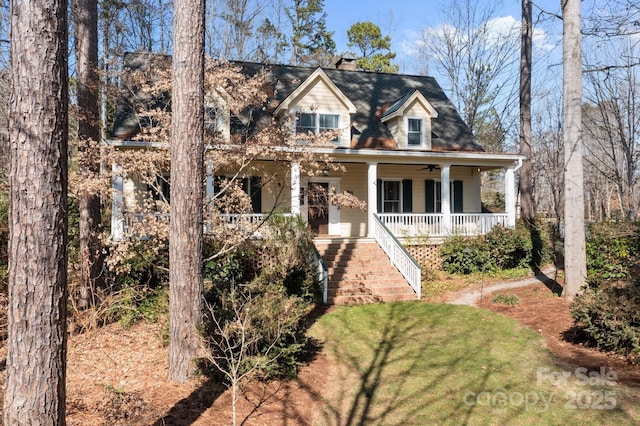 view of front of home with a front lawn, ceiling fan, and a porch