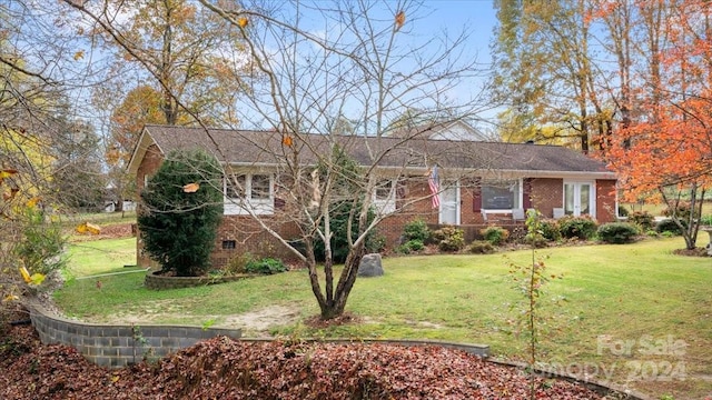 ranch-style home featuring a front lawn