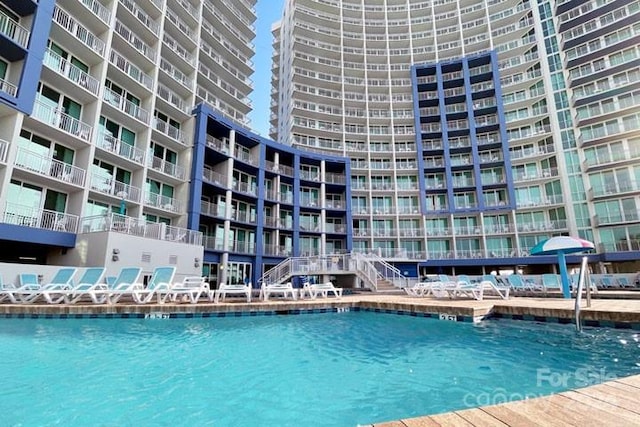 view of swimming pool