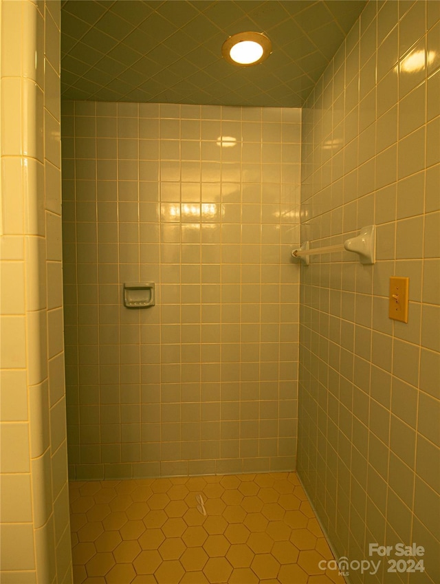 bathroom featuring a tile shower