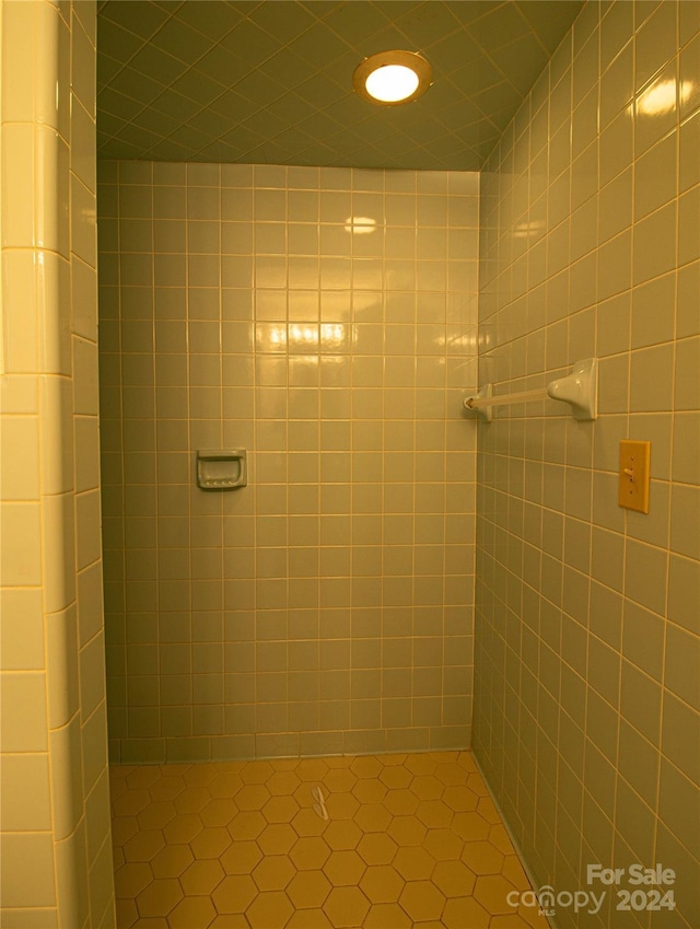 654 Meadowlark Dr, Winston Salem, NC 27106 - bathroom featuring tile patterned flooring, a tile shower, and recessed lighting