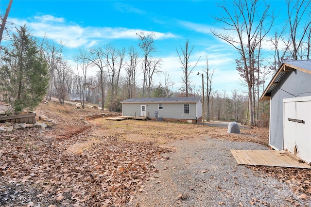 view of yard featuring a storage unit