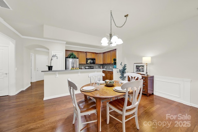 dining space featuring dark wood-style floors, visible vents, arched walkways, and a chandelier