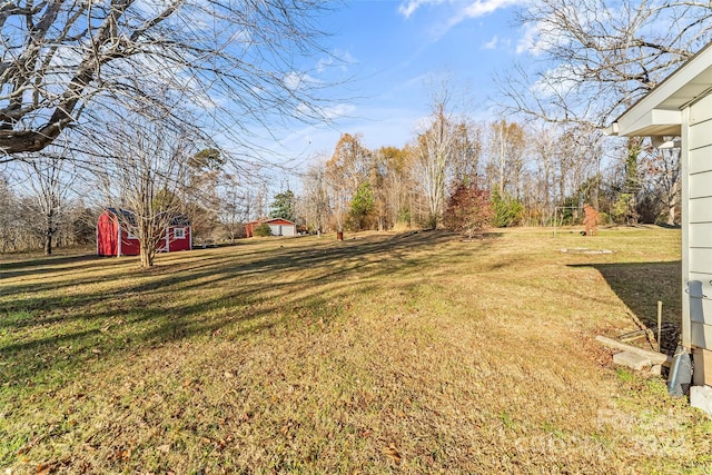 view of yard with a storage shed