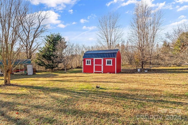 view of yard featuring a storage shed