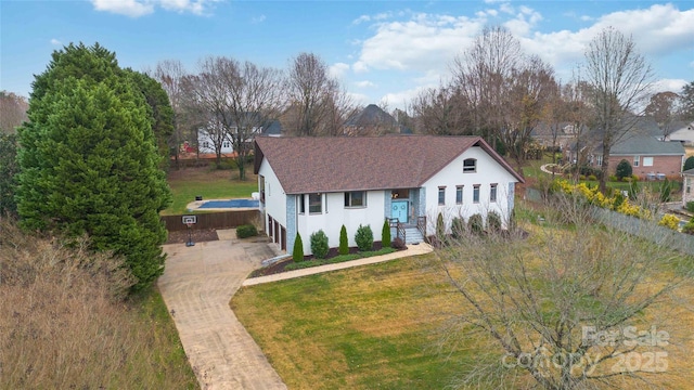 view of front of home featuring a front lawn