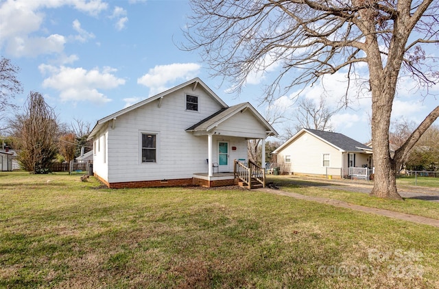 view of front of property featuring a front yard