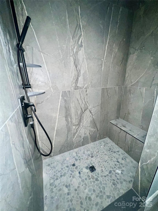 bathroom featuring a tile shower