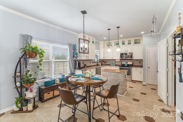 dining area featuring baseboards, recessed lighting, and crown molding