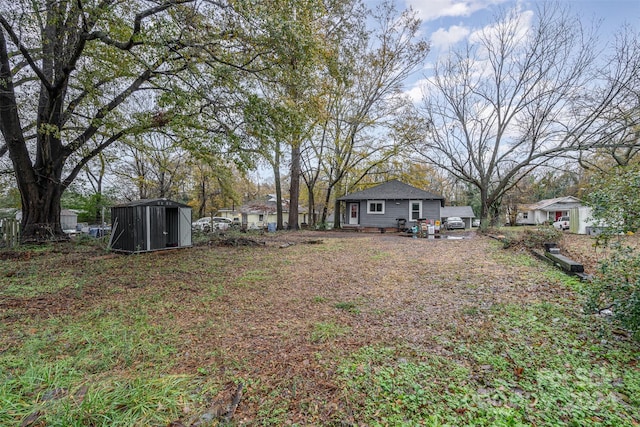 view of yard featuring a shed