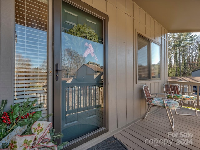 property entrance featuring a porch