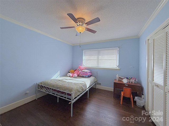 bedroom featuring ceiling fan, ornamental molding, dark wood-type flooring, and a closet