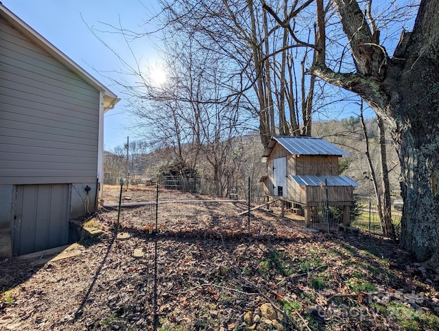 view of yard featuring a shed