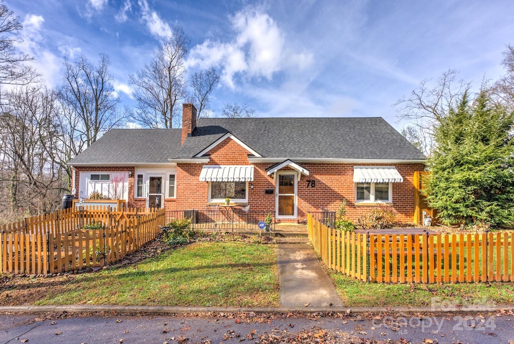 bungalow featuring a front yard