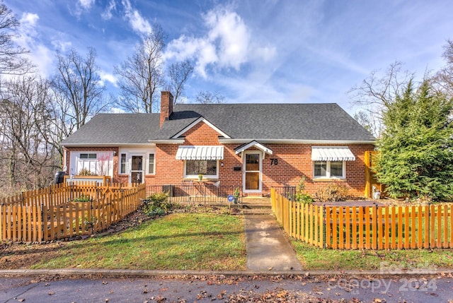 bungalow featuring a front yard