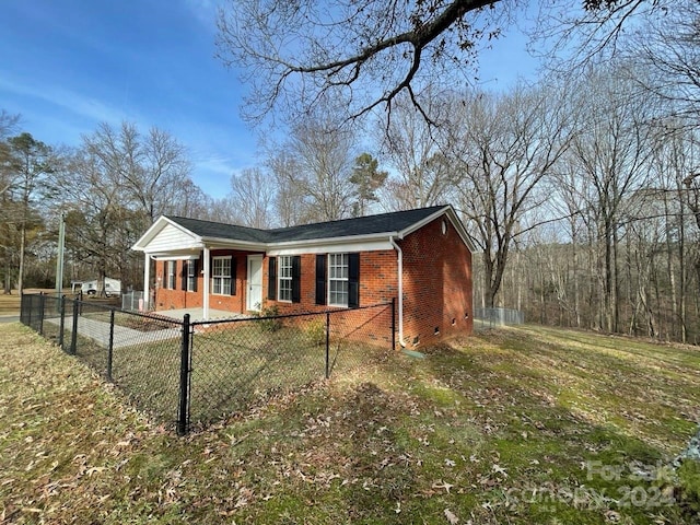 view of front of house with a front lawn