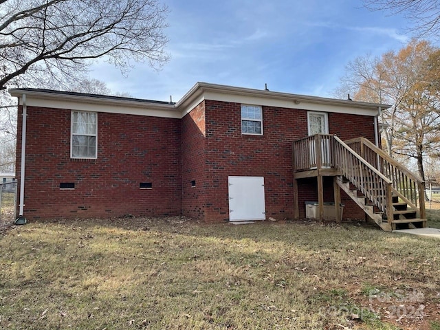 back of house featuring a lawn