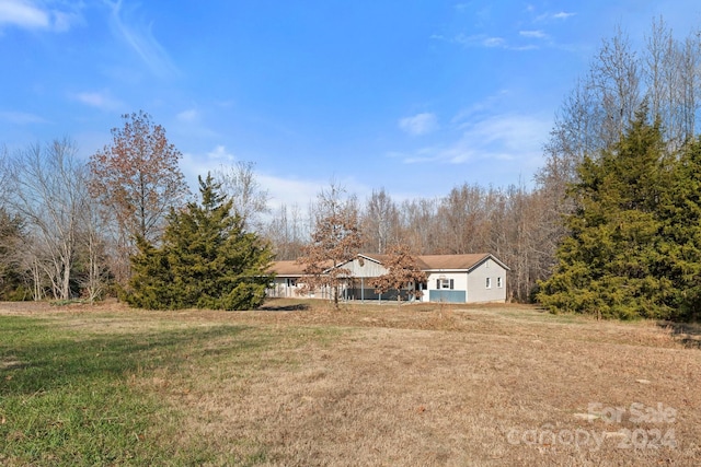 view of front of house featuring a front yard