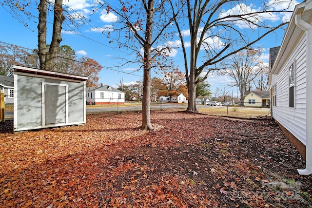 view of yard with a storage unit