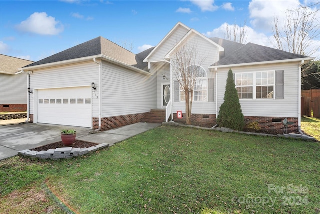 view of front facade featuring a front yard and a garage