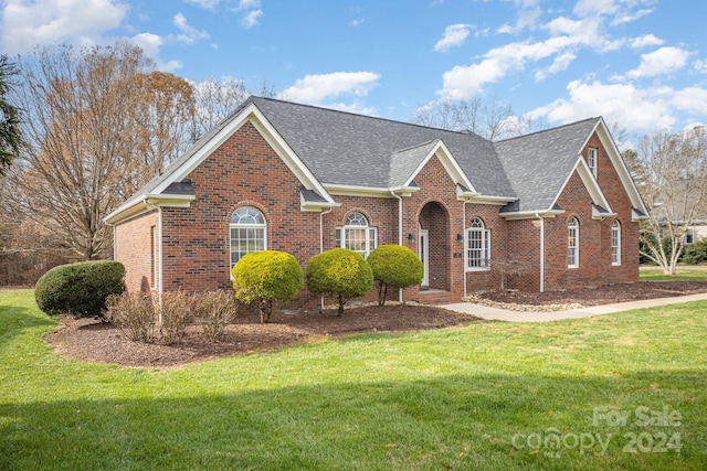 view of front facade featuring a front lawn