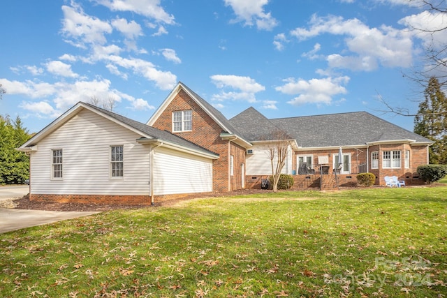 view of front facade with a front yard