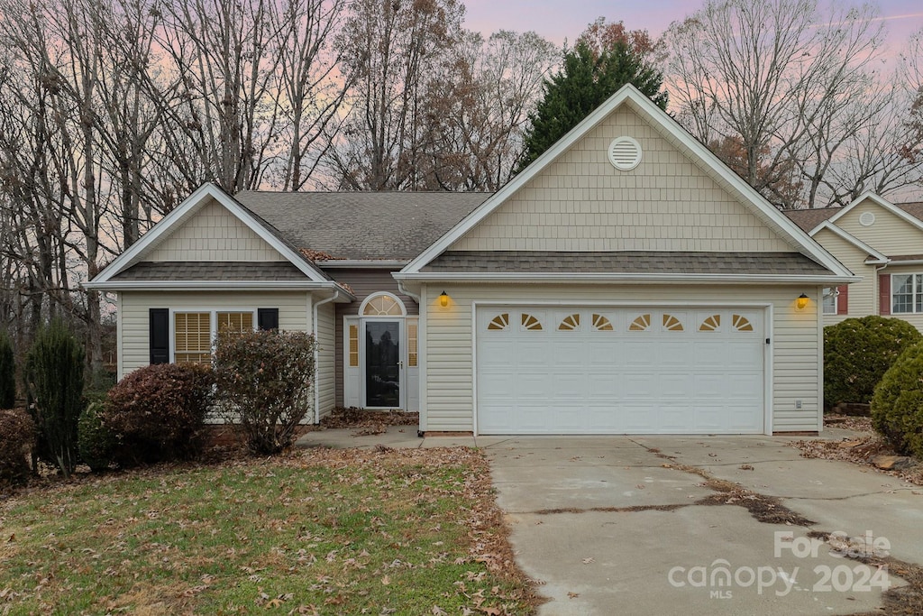 view of front facade featuring a garage