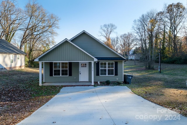 view of front of house featuring a porch and a front lawn