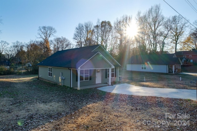 ranch-style home with a porch