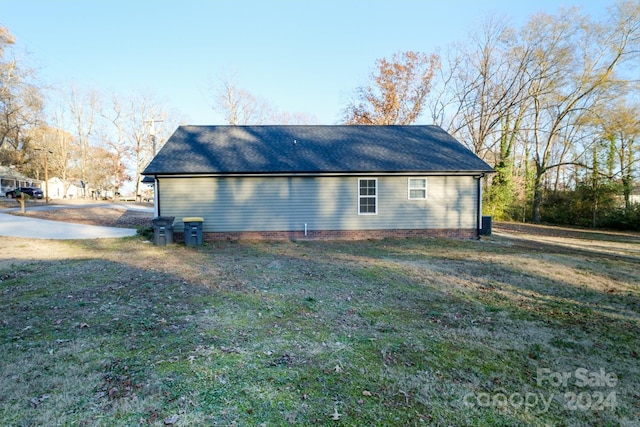 view of side of property featuring a lawn