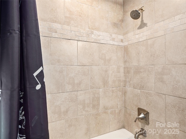 room details featuring shower / tub combo with curtain