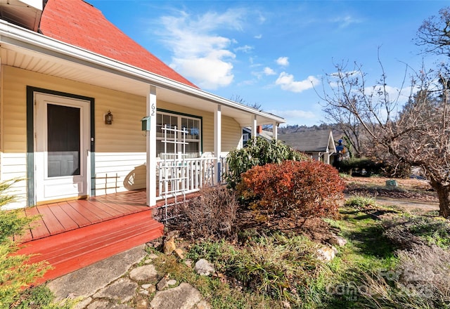 property entrance featuring a porch