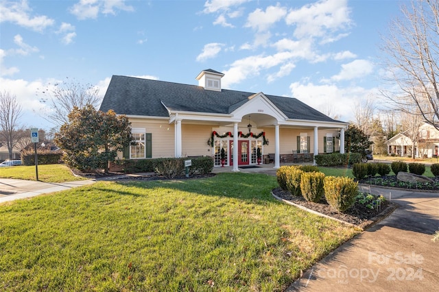 view of front of home featuring a front lawn and covered porch