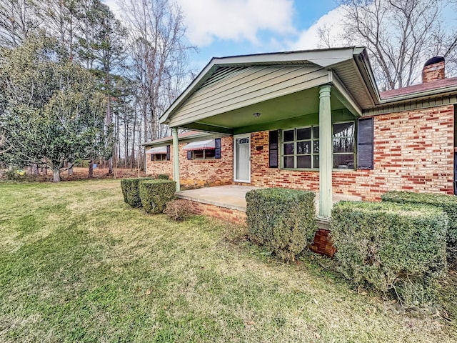 view of front of house featuring a front lawn