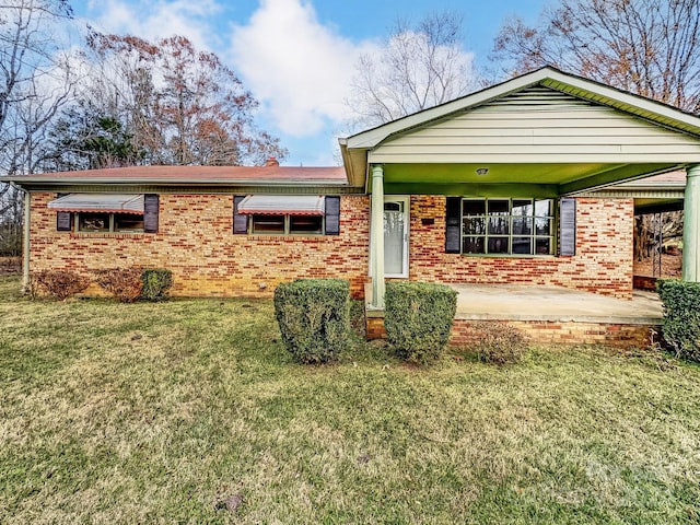 single story home featuring a front yard