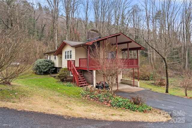 view of front of house featuring a garage and a front lawn