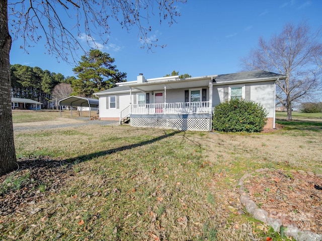 view of front of property featuring a front yard, a porch, and a carport