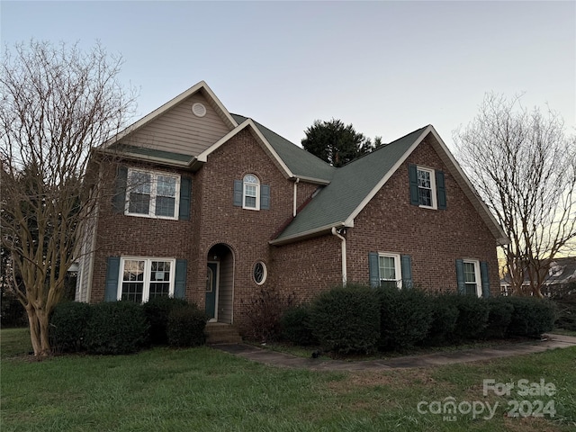 view of front facade featuring a lawn