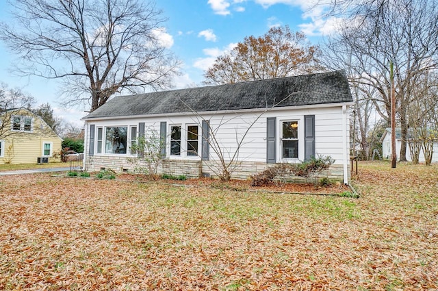 view of front of property with a front yard