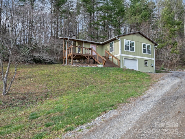 view of front of house featuring a garage and a front yard